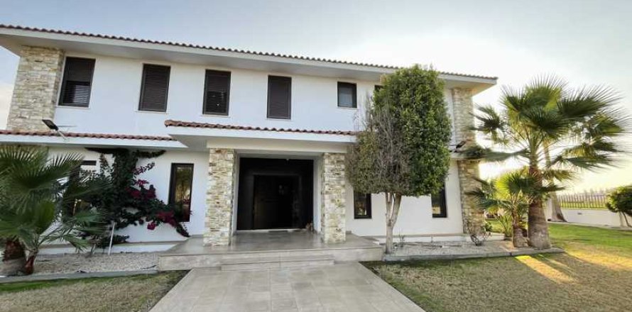 5 bedrooms House in Dromolaxia, Cyprus No. 72384