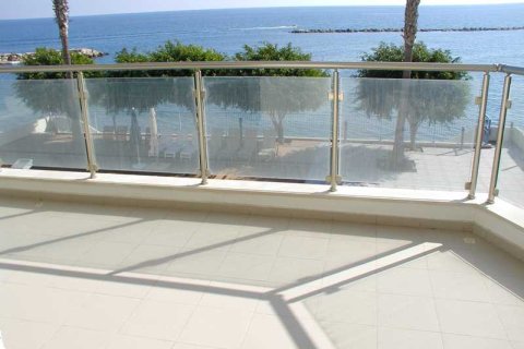 2 bedrooms Apartment in Limassol, Cyprus No. 70146 3