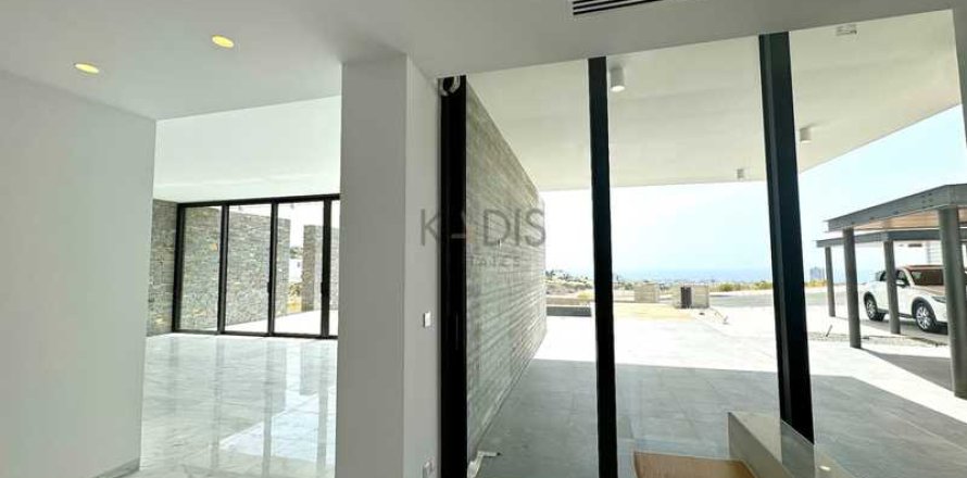 3 bedrooms Villa in Germasogeia, Cyprus No. 76222