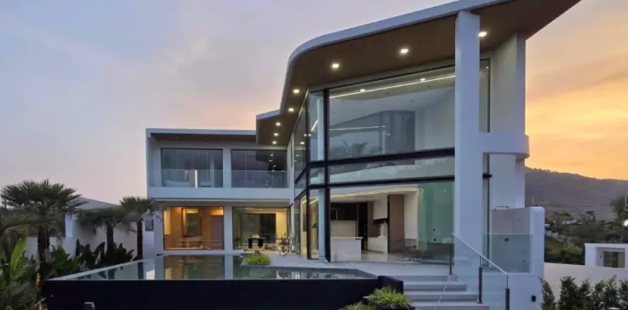 5 bedrooms Villa in Phuket, Thailand No. 3104