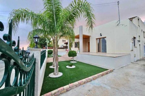 4 bedrooms Villa in Episkopi, Cyprus No. 30740 2