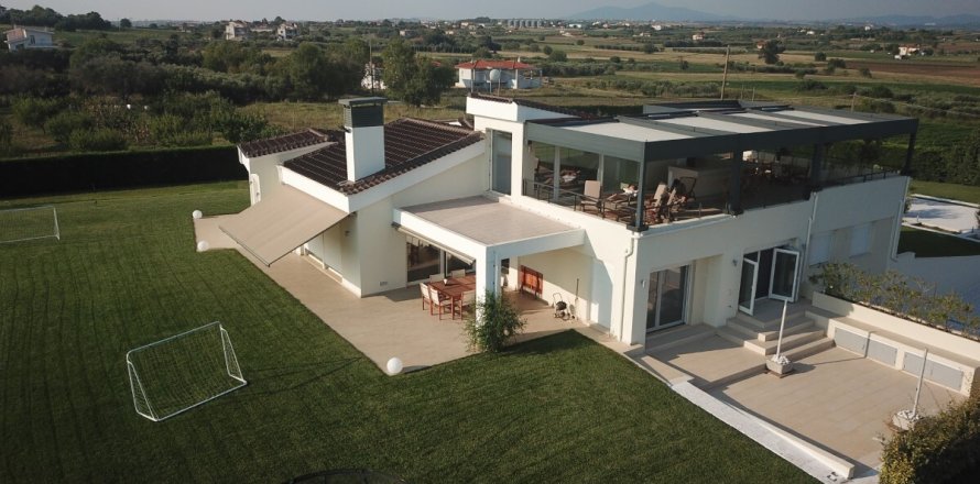 5 bedrooms Villa in Epanomi, Greece No. 55818