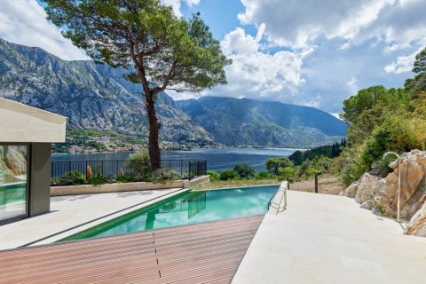 5 bedrooms Villa in Prcanj, Montenegro No. 67032 2