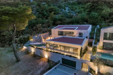 5 bedrooms Villa in Prcanj, Montenegro No. 67032 4