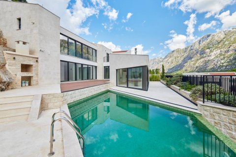 5 bedrooms Villa in Prcanj, Montenegro No. 67032 1