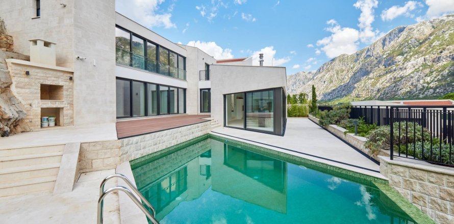 5 bedrooms Villa in Prcanj, Montenegro No. 67032