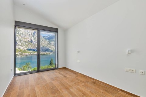 4 bedrooms Villa in Prcanj, Montenegro No. 67033 12