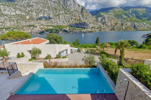 4 bedrooms Villa in Prcanj, Montenegro No. 67033 6