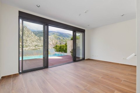 4 chambres Villa à Prcanj, Montenegro No. 67033 11