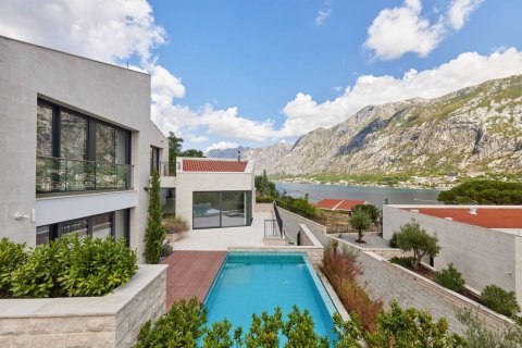 4 bedrooms Villa in Prcanj, Montenegro No. 67033 5