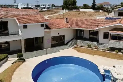 5 bedrooms House in Nicosia, Cyprus No. 30413 1