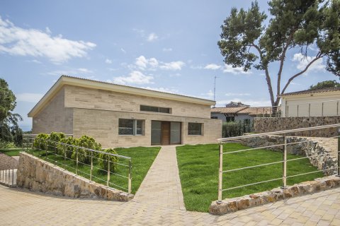 4 bedrooms Villa in Barcelona, Spain No. 26071 3