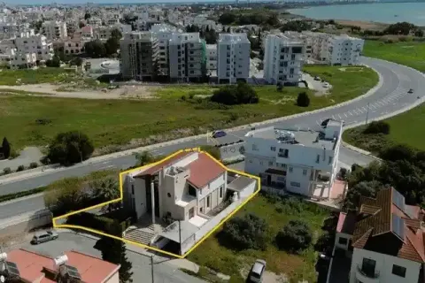 4 bedrooms House in Larnaca, Cyprus No. 39854 1