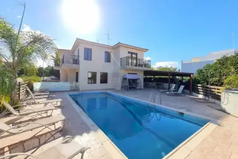 5 bedrooms House in Paralimni, Cyprus No. 39853 1