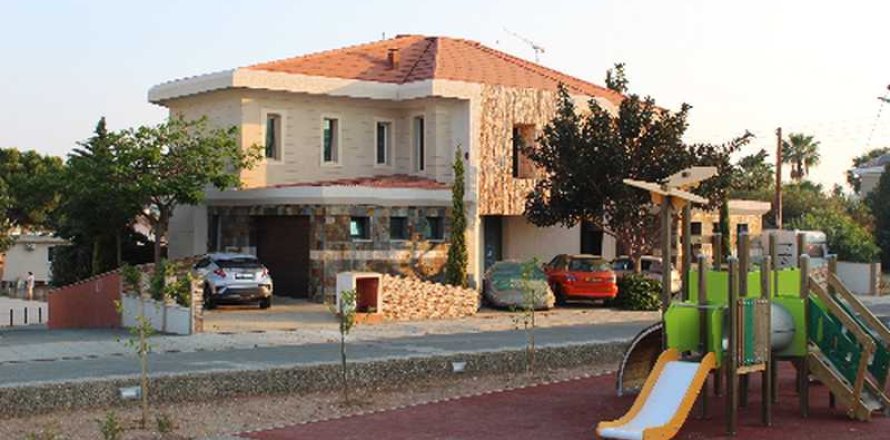 5 dormitorios Villa en Germasogeia, Cyprus No. 72189