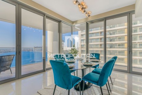 Квартира с 3 спальнями в EMAAR Beachfront, ОАЭ №4605 5