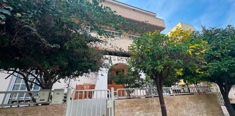 6 dormitorios House en Strovolos, Cyprus No. 74126