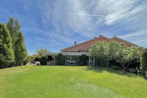 5 bedrooms Villa in Madrid, Spain No. 26354 2