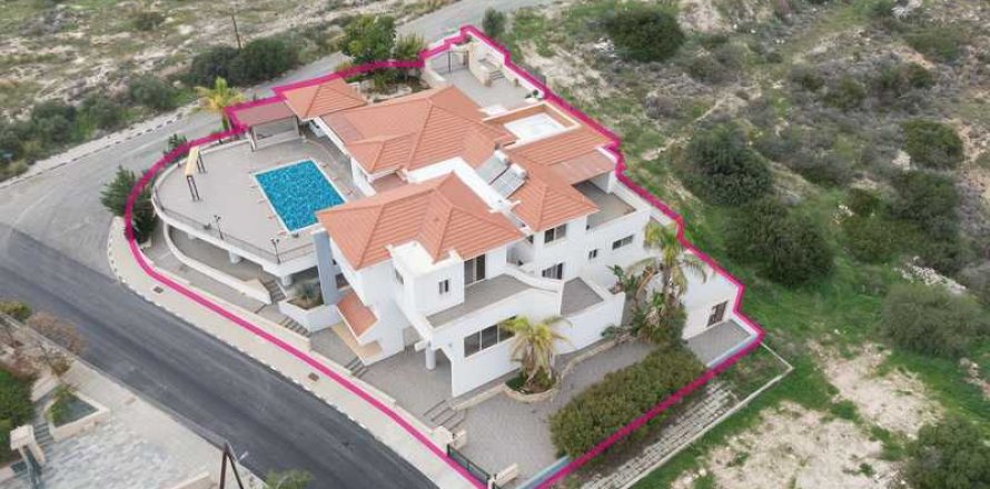 6 bedrooms House in Agios Tychonas, Cyprus No. 30892