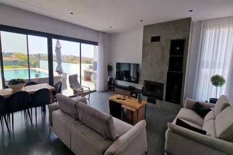 3 bedrooms Apartment in Limassol, Cyprus No. 37492 8