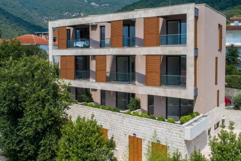 2 dormitorios Apartment en Tivat, Montenegro No. 66998 1