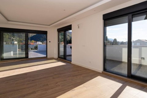 2 chambres Penthouse à Tivat, Montenegro No. 67004 5