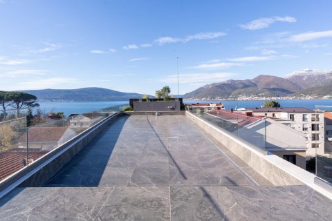 2 chambres Penthouse à Tivat, Montenegro No. 67004 9