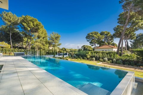 6 bedrooms Villa in Antibes, France No. 67300 5