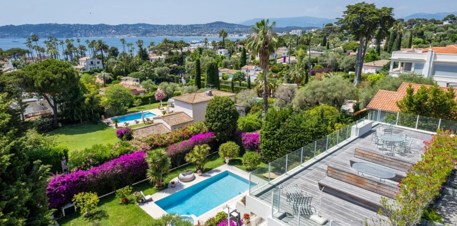 5 bedrooms Villa in Antibes, France No. 67299