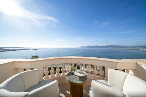 3 dormitorios Apartment en Cannes, France No. 67301 1