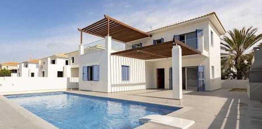 3 bedrooms House in Pervolia, Cyprus No. 29591