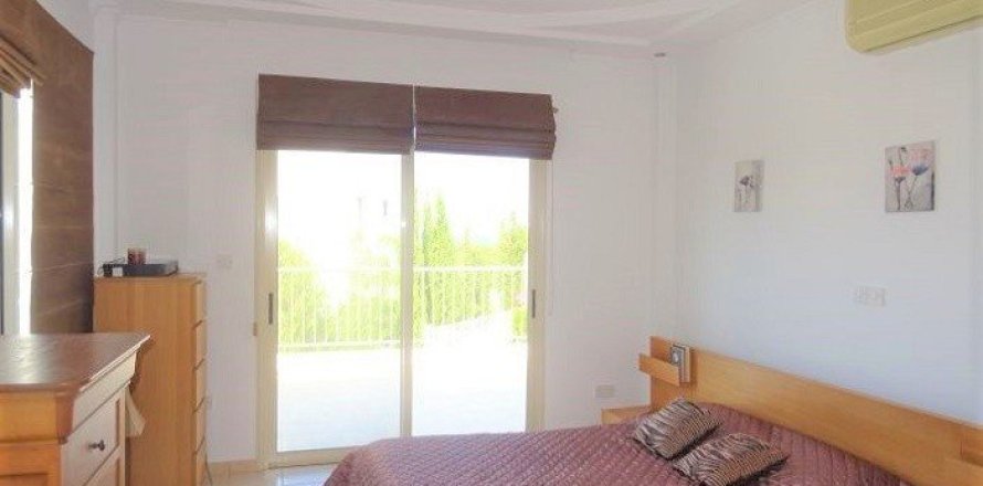 4 bedrooms House in Paphos, Cyprus No. 37163