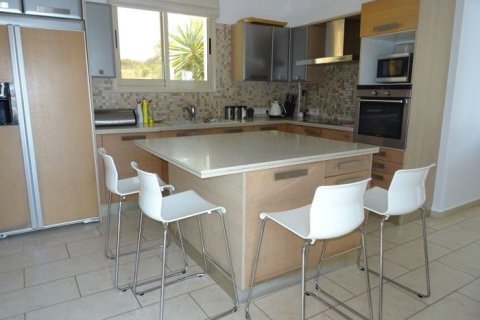 4 bedrooms House in Paphos, Cyprus No. 37163 7