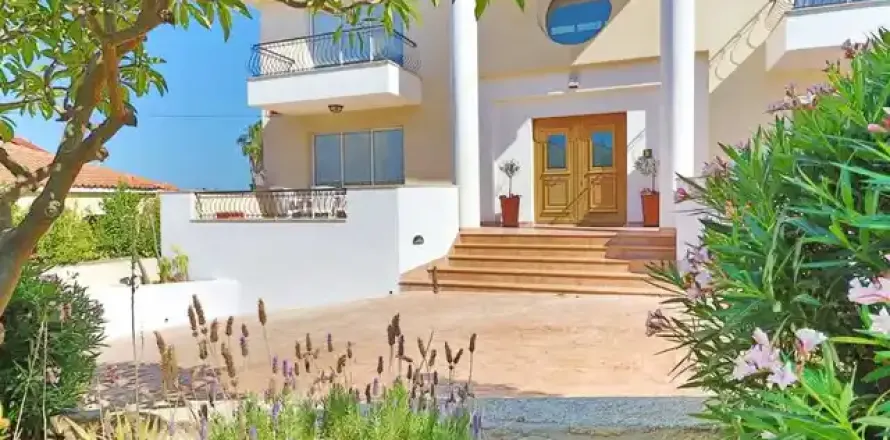 4 bedrooms House in Tala, Cyprus No. 29405