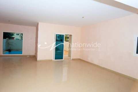 5 bedrooms Villa in Abu Dhabi, UAE No. 3400 20