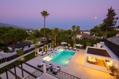 5 bedrooms Villa in Marbella, Spain No. 27435 3