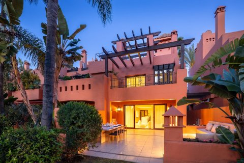 4 bedrooms Townhouse in Marbella, Spain No. 27473 1