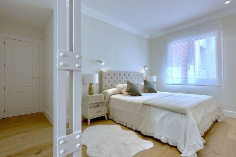 3 bedrooms Apartment in Madrid, Spain No. 26820 10