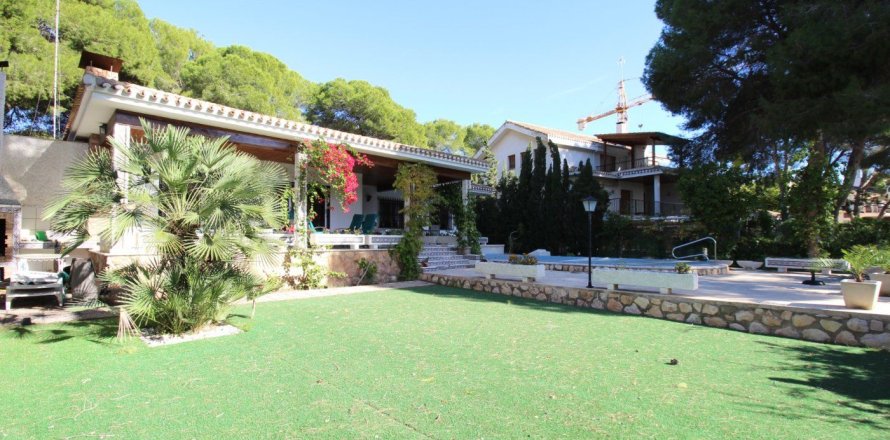 6 bedrooms Villa in Campoamor, Spain No. 25536