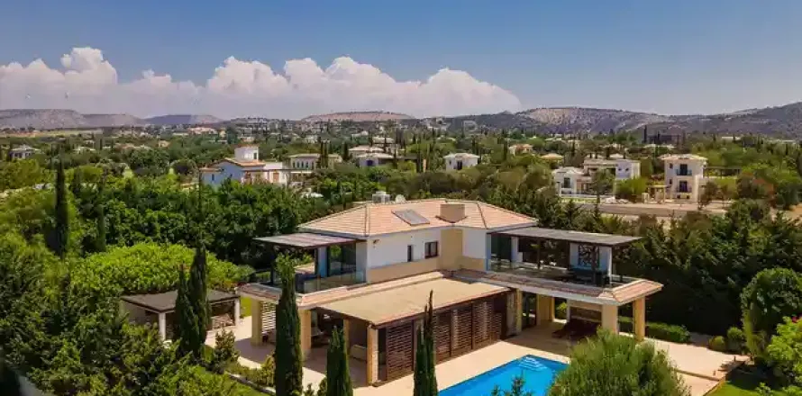 4 bedrooms House in Paphos, Cyprus No. 39914