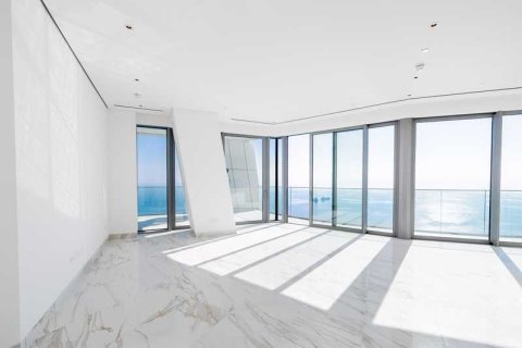 3 bedrooms Apartment in Limassol, Cyprus No. 77396 9