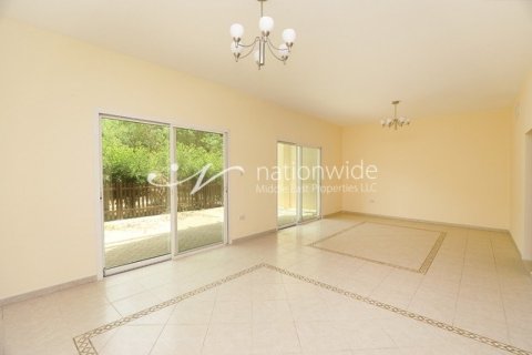 2 bedrooms Villa in Abu Dhabi Gate City, UAE No. 3597 10