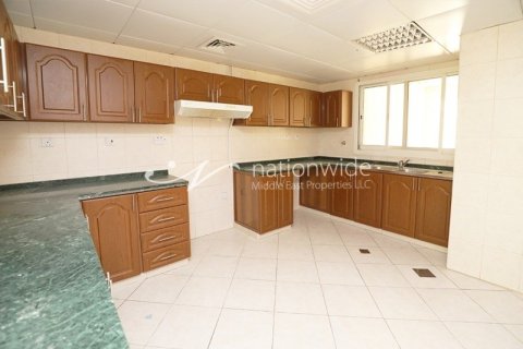 2 bedrooms Villa in Abu Dhabi Gate City, UAE No. 3597 11