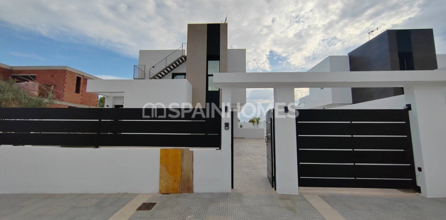 4 bedrooms Villa in Alicante, Spain No. 52858