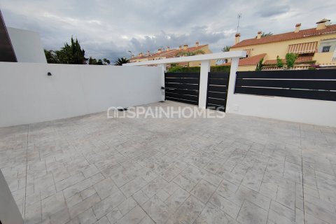 4 bedrooms Villa in Alicante, Spain No. 52858 2