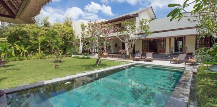 3 bedrooms Villa in Kerobokan, Indonesia No. 22989