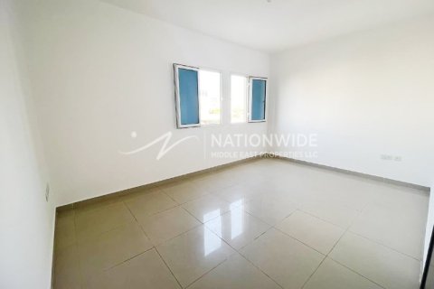 2 bedrooms Villa in Abu Dhabi, UAE No. 3304 12