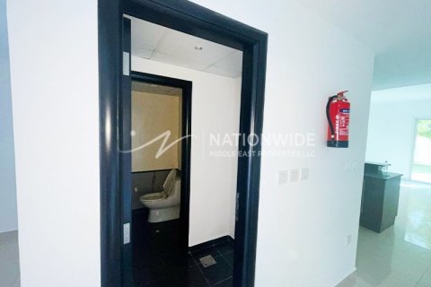 2 bedrooms Villa in Abu Dhabi, UAE No. 3304 11