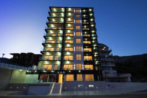 2 dormitorios Apartment en Budva, Montenegro No. 66814 3