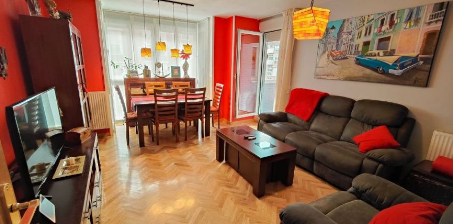 3 bedrooms Apartment in Madrid, Spain No. 26291